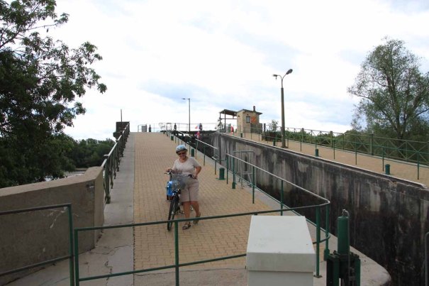 The lock which drops boats down from the viaduct over the Allier