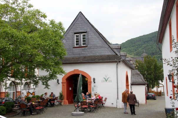 We refuelled at the wine museum after cyclinh here. The man waving is with a group of Germans we chatted to. We discovered a lovely tasty dry and sparkling Riesling and had to buy a couple of bottles...just to be polite. We ordered a Flammkuchen to eat with the wine, not really sure what it would be, and it turns out that it is a pizza with a very thin base...yummy. We have also, incidentally, learnt that the german for yummy is 'Lecker'.